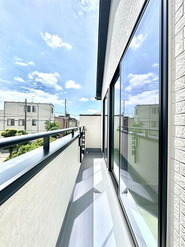 南向きのバルコニー！ご家族の洗濯物はもちろん、お布団もたっぷり干せます！
