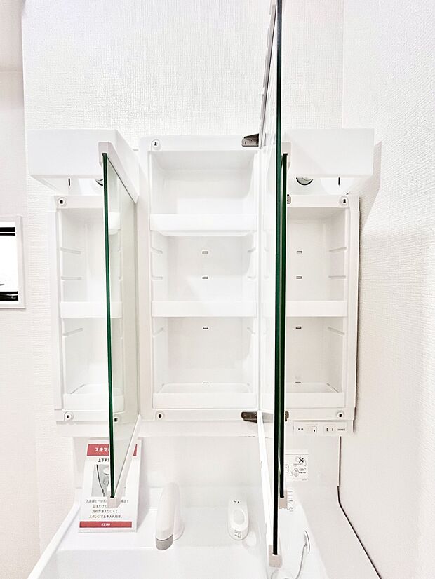三面鏡の裏に、化粧品や衛生用品などを収納可能。洗面台をすっきりと保ちます!