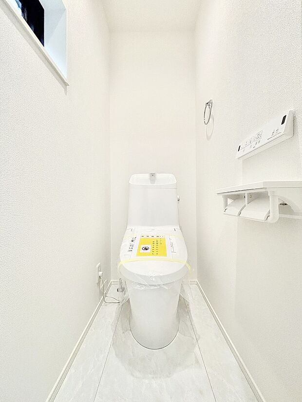 明るく清潔感のあるトイレです。
