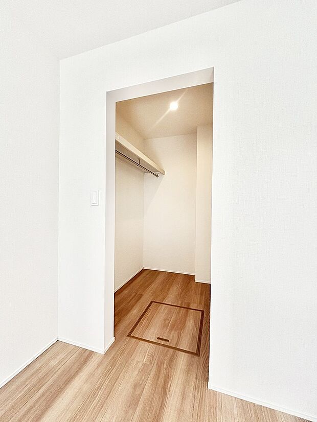 衣類をハンガーに掛けたまま収納できるWIC。衣類の整理整頓がしやすくて便利です！