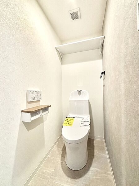 明るく清潔感のあるトイレです。