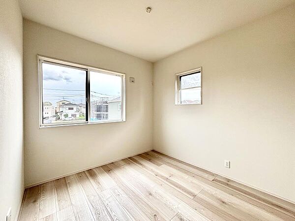 2面採光で気持ちよく自然光が取り入れられるのでお子様のお部屋にもピッタリ