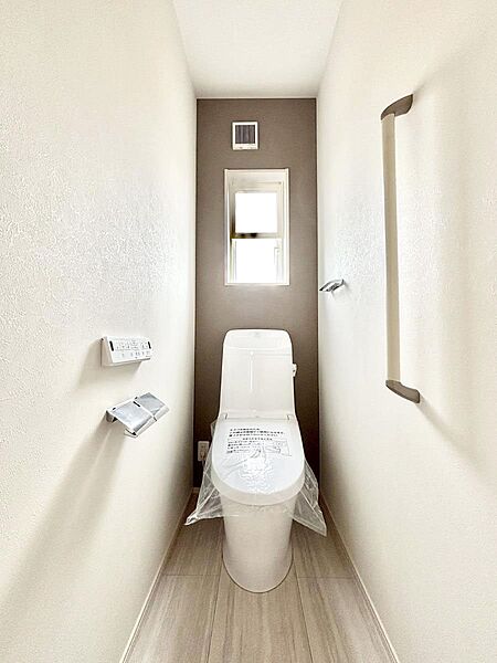 明るく清潔感のあるトイレです。