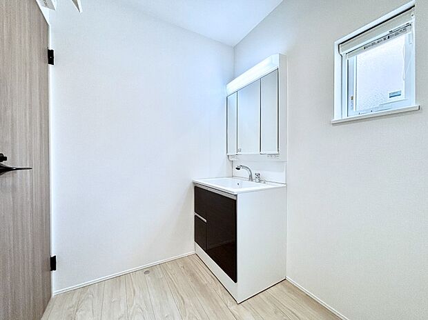 清潔感のある快適空間です。毎日の身支度も気持ち良くお使い頂けます。