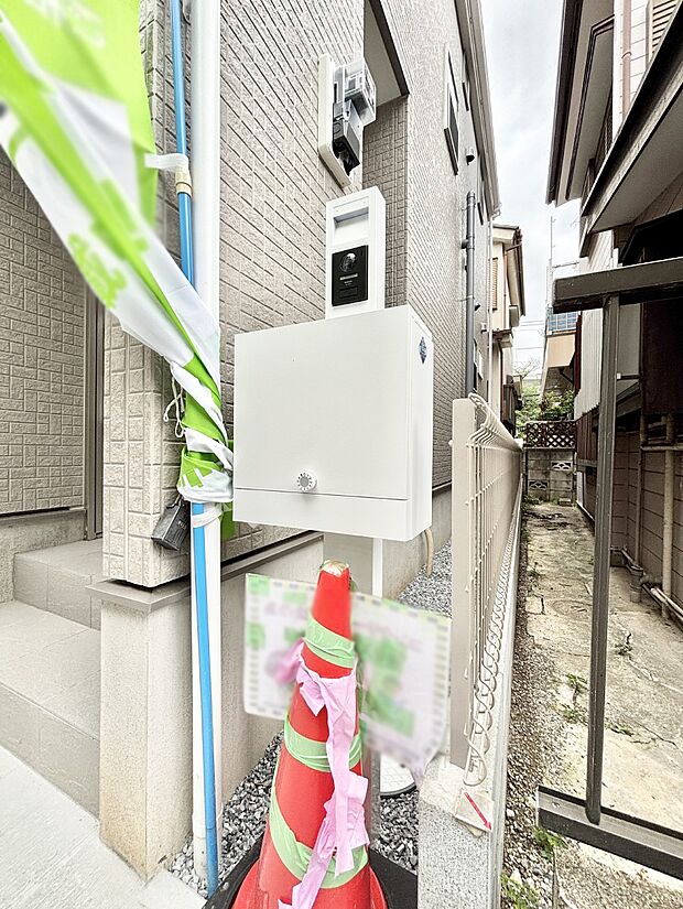 表札・インターホン・ポストをひとつに集約。エントランスになじむシンプルデザイン。