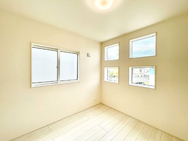 2面採光で気持ちよく自然光が取り入れられるのでお子様のお部屋にもピッタリ