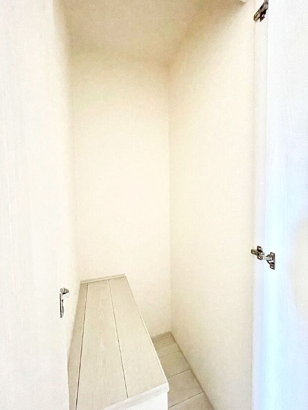 廊下収納。掃除道具や季節の小物を収納することができます。