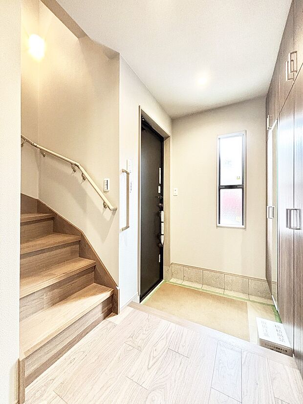 明るい玄関はお客様をお出迎えするのにぴったりです!