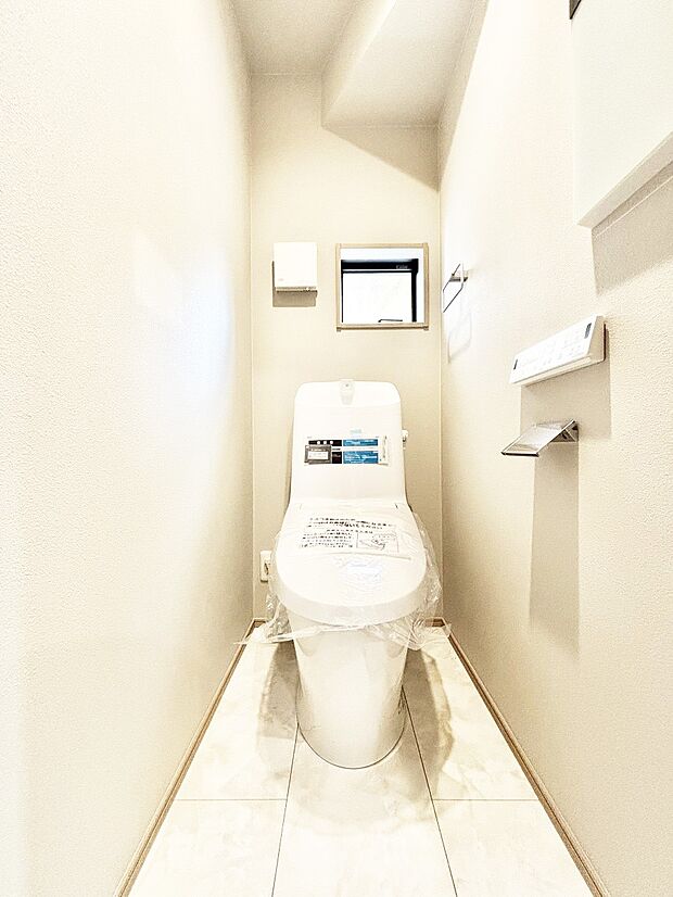 明るく清潔感のあるトイレです。