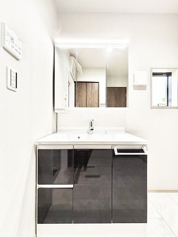 収納力と機能性に優れた洗面化粧台