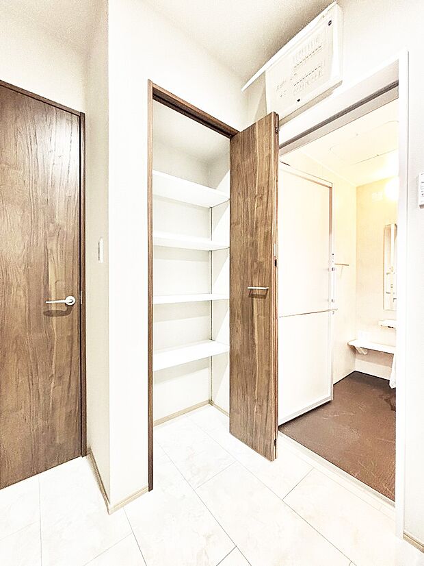 洗面室にも収納スペースがあって便利です！  