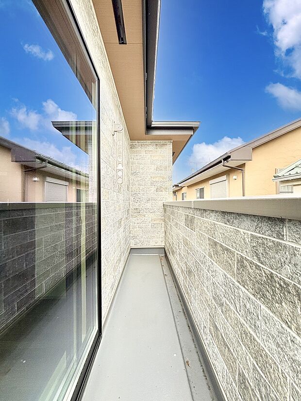 ゆったりバルコニーだから沢山お洗濯ものを干せます。