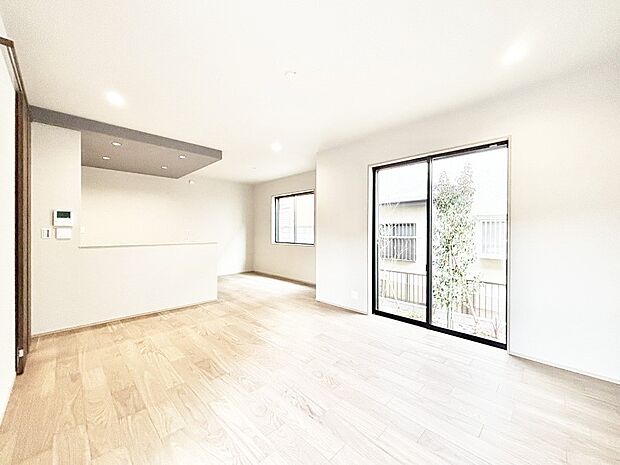 明るい陽光が注ぎ、寛ぎの雰囲気に満たされるダイニング。   