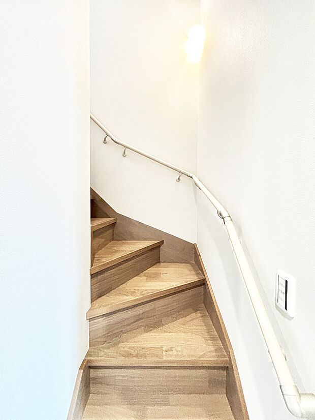 安全性を考慮し階段には手すりを設置しています