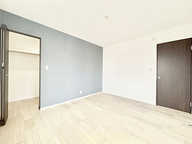 ウォークインクローゼットがあるお部屋！季節ごとの入れ替えも不要で便利です。 