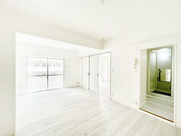 明るい陽光が注ぎ、寛ぎの雰囲気に満たされるリビングダイニング