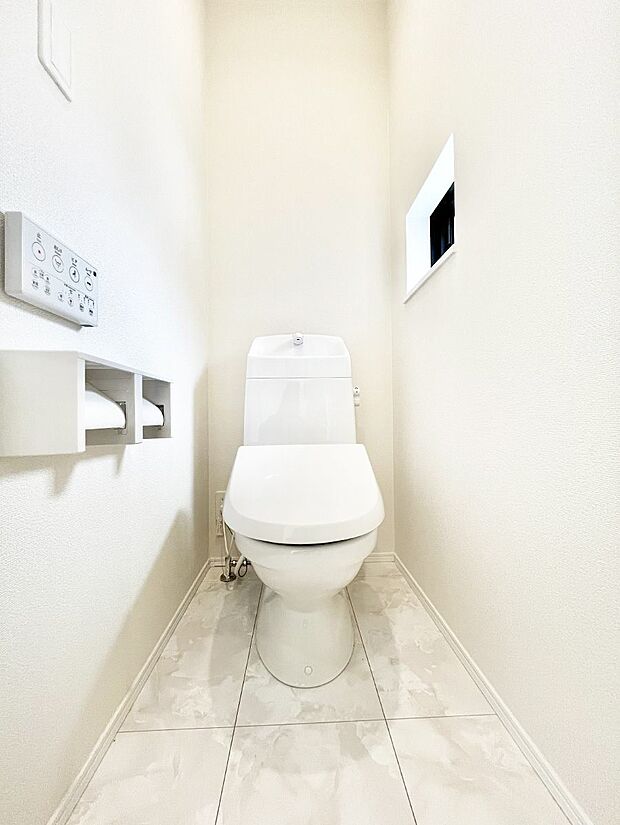 明るく清潔感のあるトイレです。