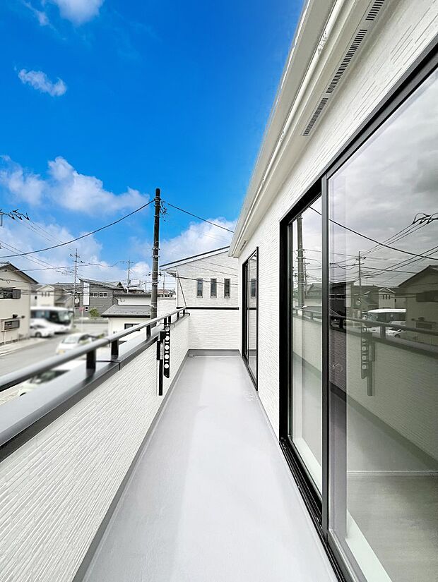 ゆったりバルコニーだから沢山お洗濯ものを干せます。