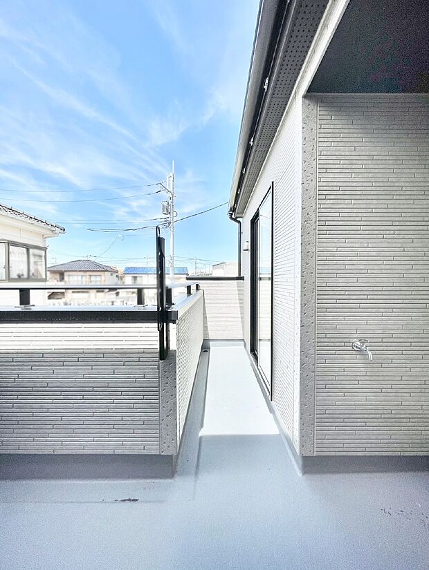2部屋にまたがる広いバルコニー。晴れた日には洗濯物も気持ちよく干せそうですね。