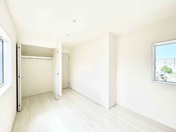 やさしい光がさしこむ居室はしっかり収納付き