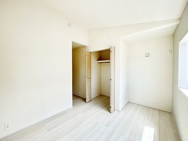 やさしい光がさしこむ居室はしっかり収納付き