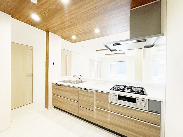 広々とした使い勝手の良いキッチンで日々のお料理も楽しくなりそう