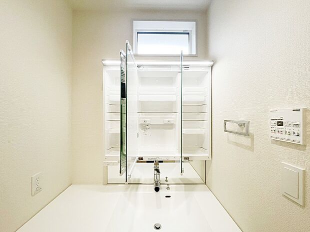 三面鏡の裏に、化粧品や衛生用品などを収納可能。洗面台をすっきりと保ちます!