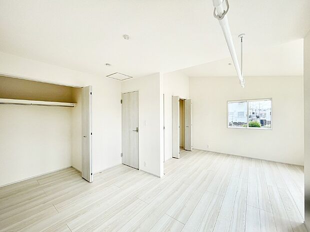 ドア&クローゼット2ヵ所付きなので2部屋に分けて利用可