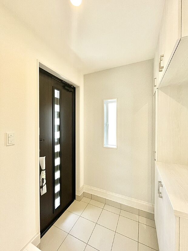 ガラススリットの入った玄関ドアが室内に光を届けてくれます