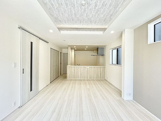 折り上げ天井はは立体的な奥行きがあるので、天井が広く見えて開放的な空間を演出できます。