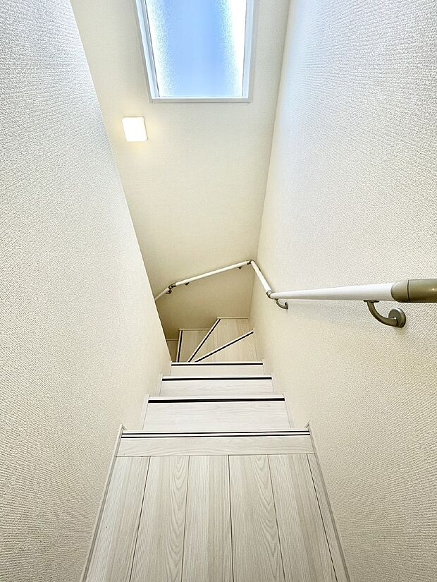 階段には手すりがあり、小さなお子様やお年寄りの方にも安心です。