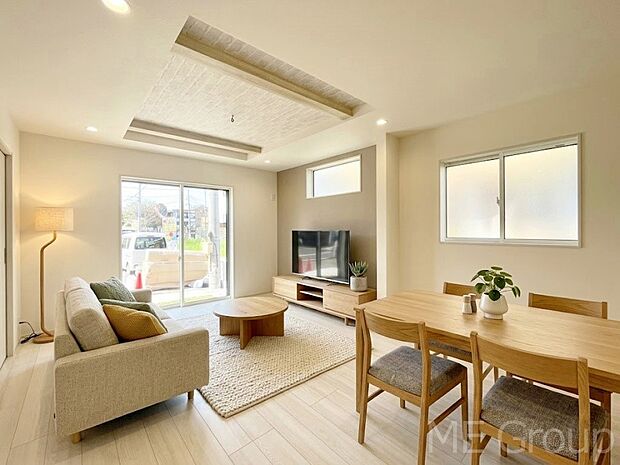 ご家族の賑やかな話し声で包まれる明るいリビング  ※家具はCGです