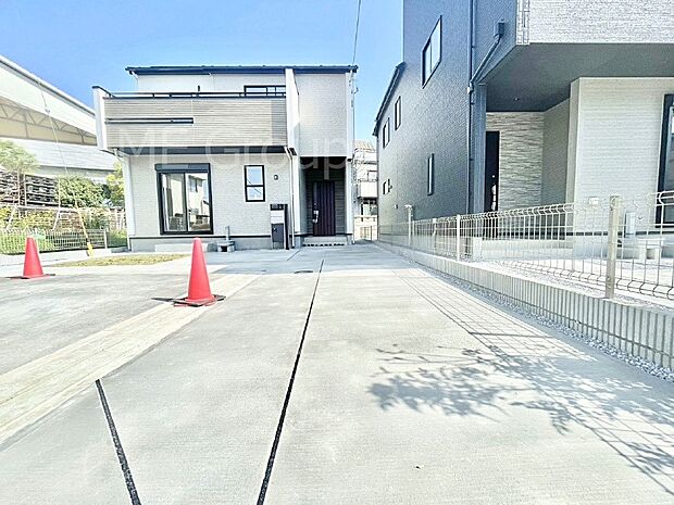 2台(車種による)駐車可!ご家族みんなの自転車も置ける広々カースペース。