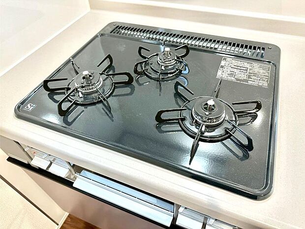ガスコンロはSiセンサー搭載。火力調節や焦げ付き・消し忘れも防いでくれます。