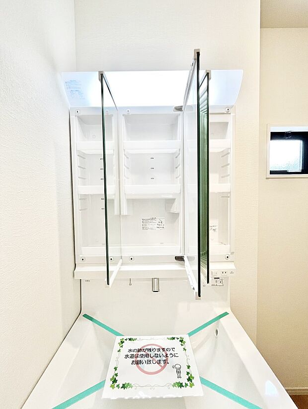 三面鏡の裏に、化粧品や衛生用品などを収納可能。洗面台をすっきりと保ちます!