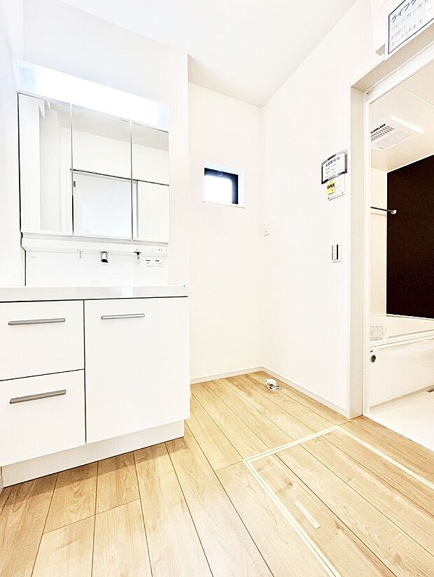 清潔感ある洗面化粧室で朝の身支度も快適