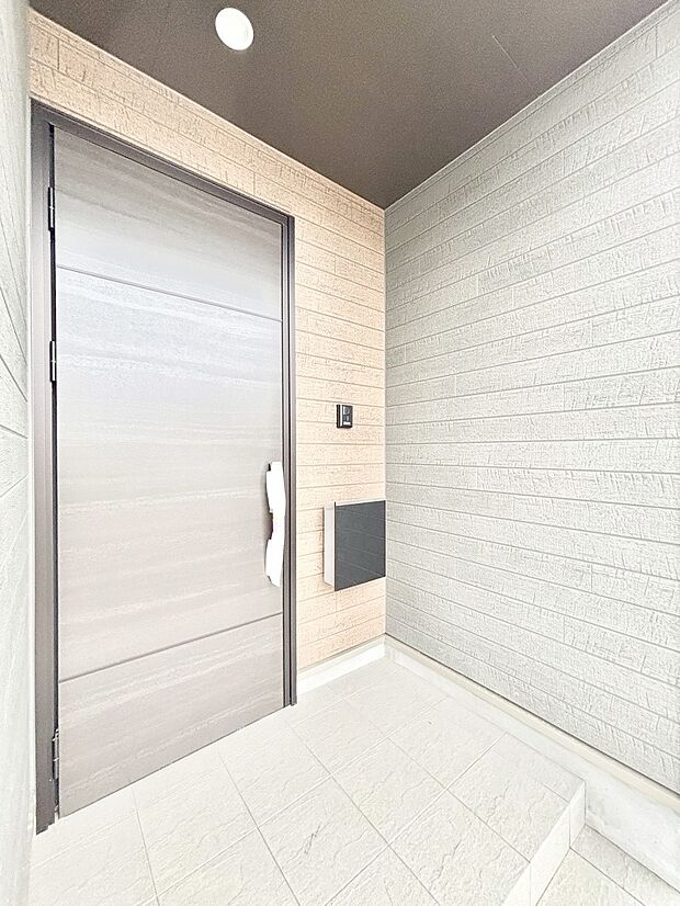 大切な家族、来客を出迎える玄関。