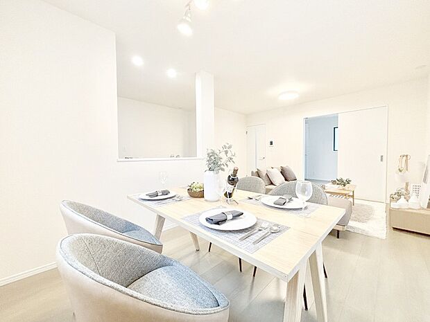 ご家族の賑やかな話し声で包まれる明るいリビング