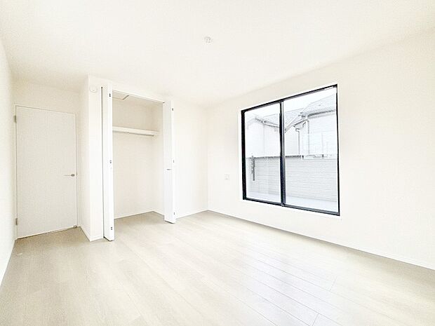 明るいバルコニーサイドに洋室を設置。目覚めの良い寝室に。