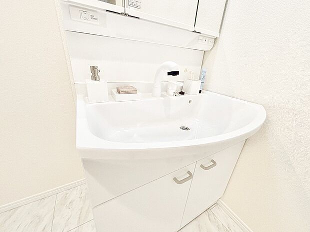 ハンドシャワー付き！使いやすい洗面台。
