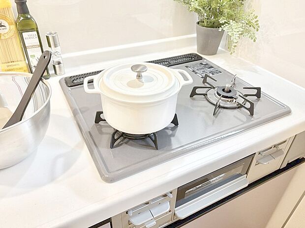 ガスコンロはＳｉセンサー搭載。火力調節や焦げ付き・消し忘れも防いでくれます。