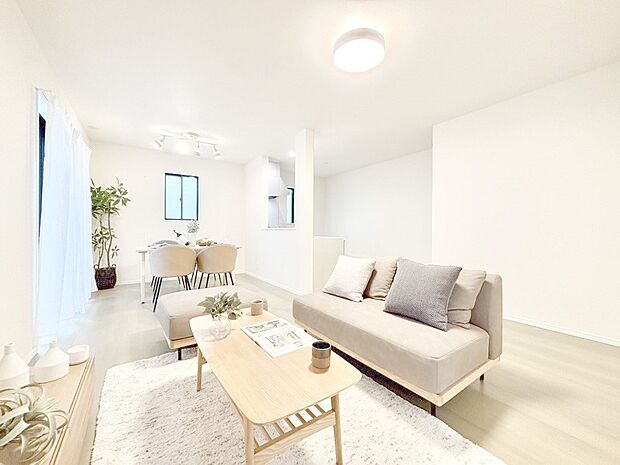 家族の笑顔が自然と生まれてくる、そんな雰囲気のダイニングに仕上がっています。