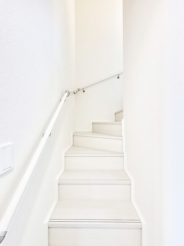 安全性を考慮し階段には手すりを設置しています