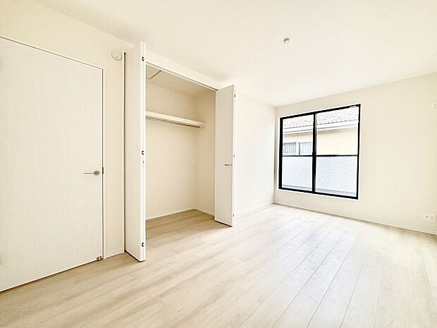 バルコニーが開放感をプラスしてくれる洋室