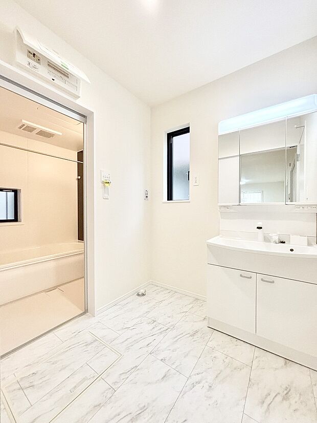 窓のある明るいランドリースペース