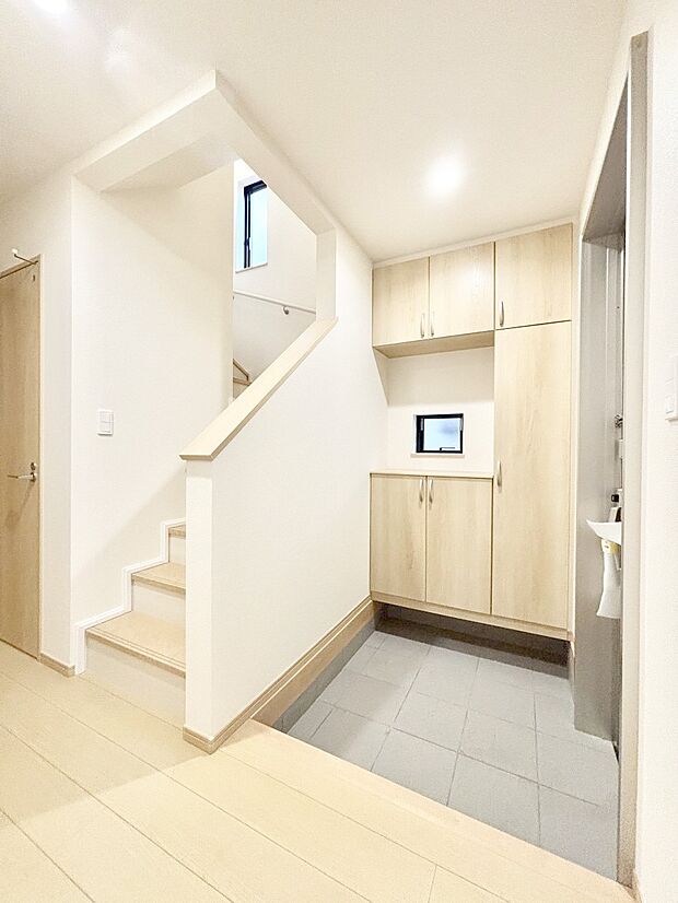 明るい玄関はお客様をお出迎えするのにぴったりです！ 