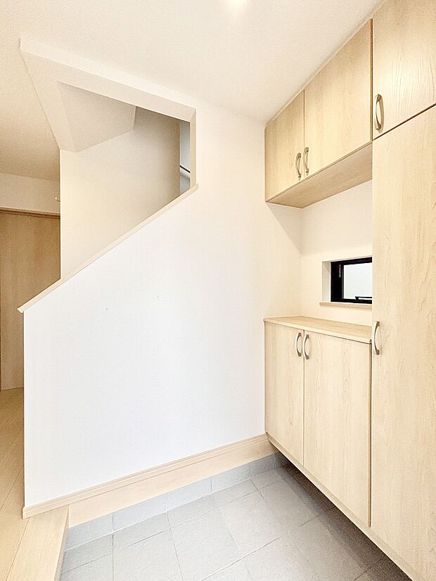 飾り棚を利用して、お越しいただくお客様をおもてなしできます。