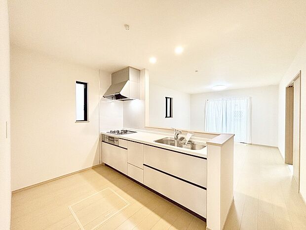 爽やかな風が通り抜けるキッチン。窓があるので明るく換気にも役立ちます。