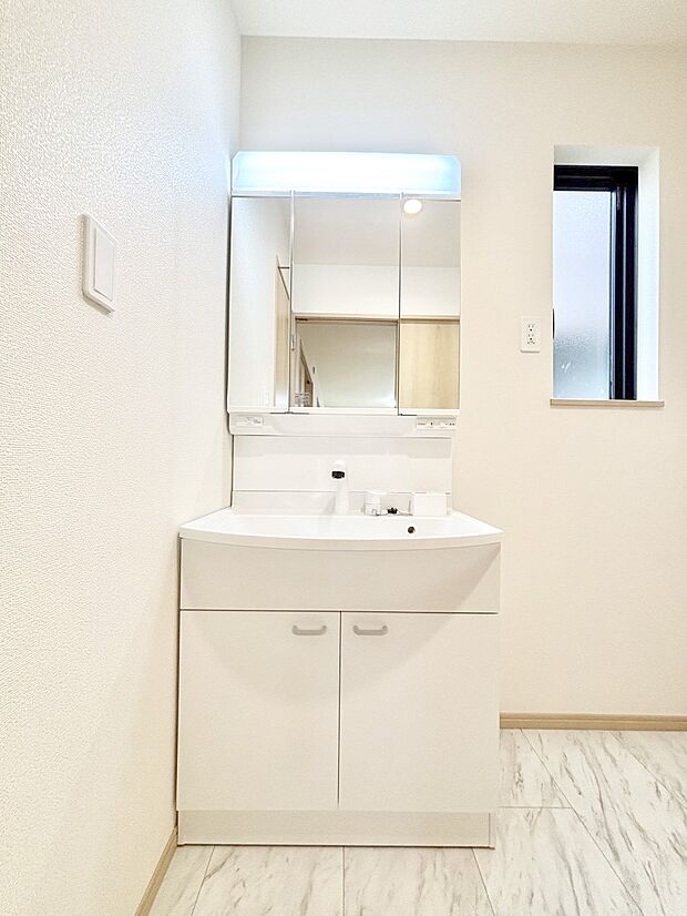 大きく見やすい三面鏡で清潔感ある洗面台は、身だしなみチェックや肌のお手入れにおすすめです。 