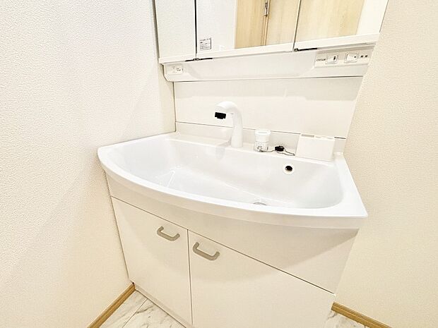 ハンドシャワー付き！使いやすい洗面台。